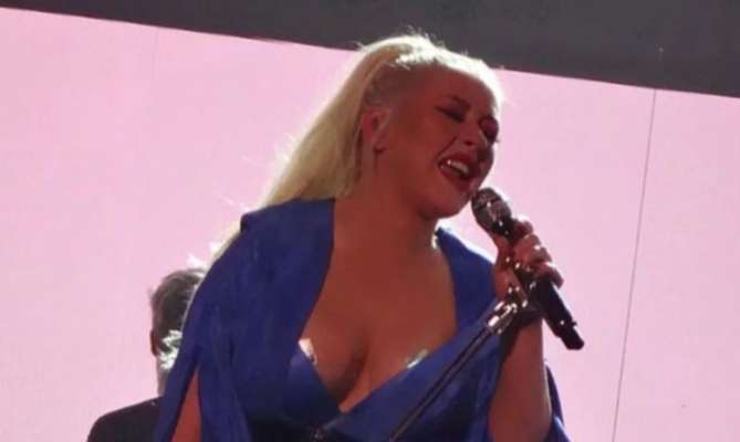 Pop Superstar Christina Aguilera Suffers Embarrassing Wardrobe