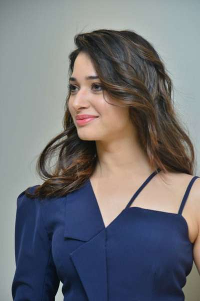 Tamanna Getting Wet In Saree And Turning On The Mood 12 Hottest Tb Photos Apherald Dailyhunt