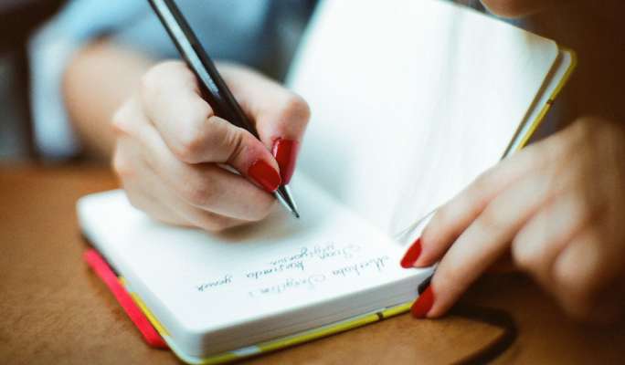 The Way You Hold Pen While Writing Says A Lot About Your Personality! Know  What Yours Say About You - Stressbuster | DailyHunt